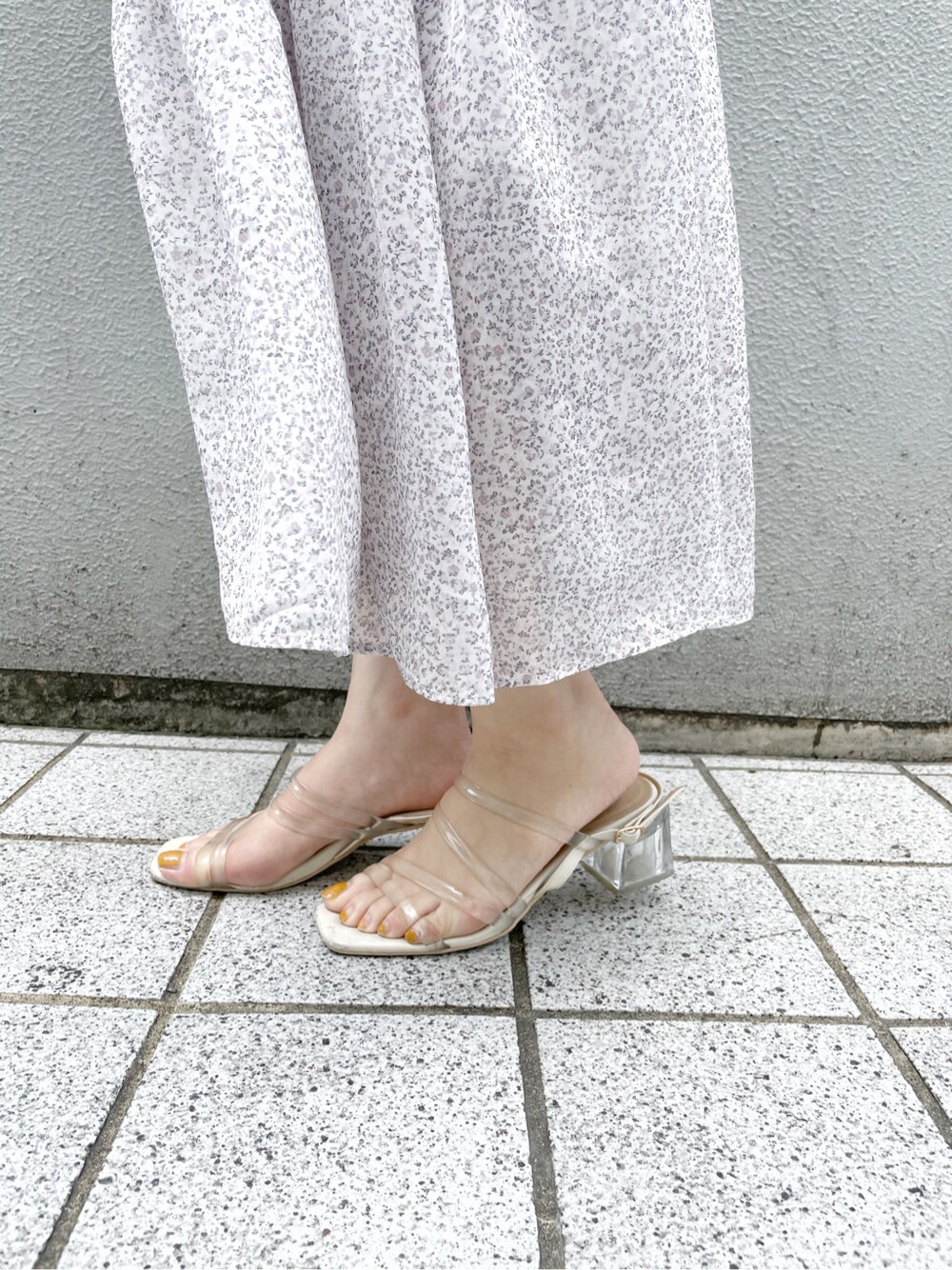 ホワイト系のカーディガン/ボレロ、グレー系のワンピース、ホワイト系のショルダーバッグを着用したレディースの春コーディネートの9枚目の写真