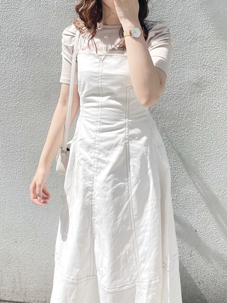 パープル系のサンダル、ホワイト系のショルダーバッグ、ホワイト系のワンピースを着用したレディースの春コーディネートの5枚目の写真