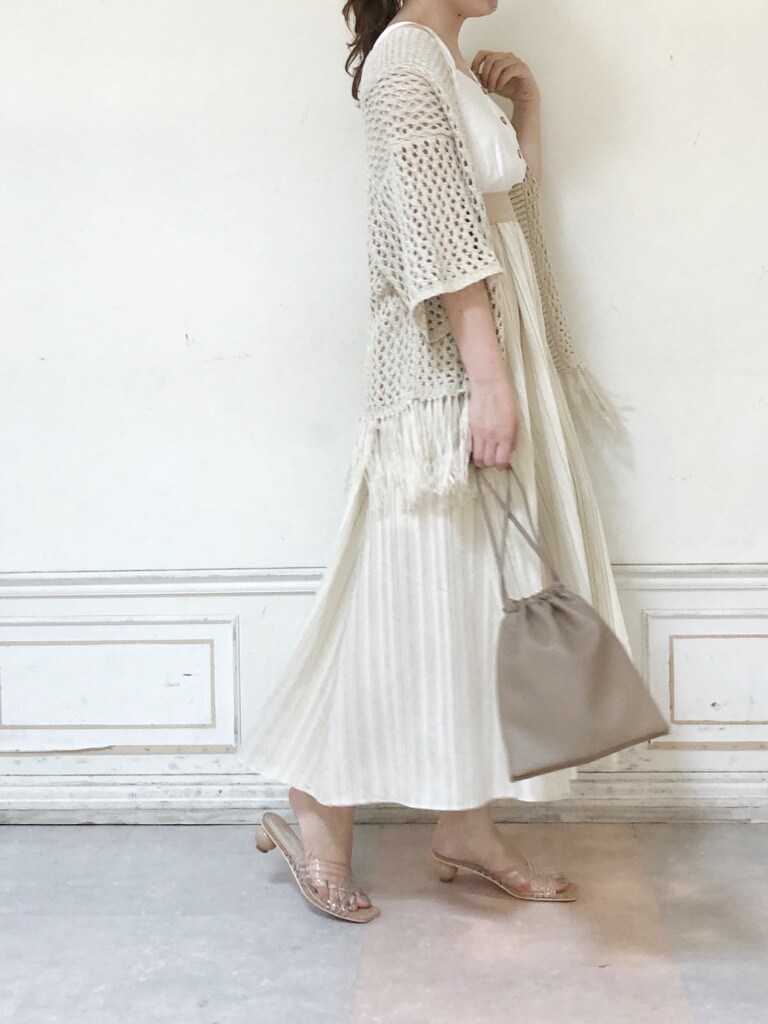 ベージュ系のワンピース、その他のサンダル、ベージュ系のカーディガン/ボレロを着用したレディースの夏コーディネートの2枚目の写真