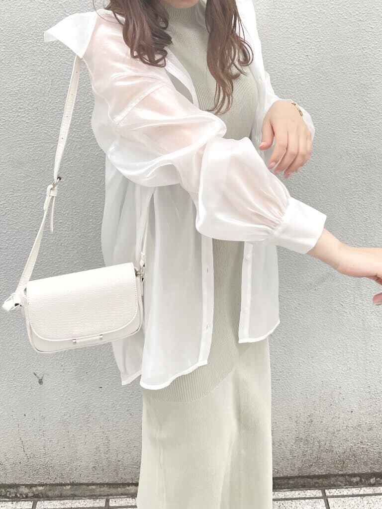 ホワイト系のシャツ/ブラウス、パープル系のサンダル、グリーン系のワンピースを着用したレディースの春コーディネートの5枚目の写真