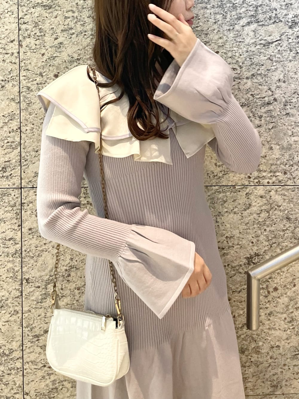 パープル系のワンピース、ホワイト系のその他アウター、ベージュ系のブーツを着用したレディースの冬コーディネートの5枚目の写真