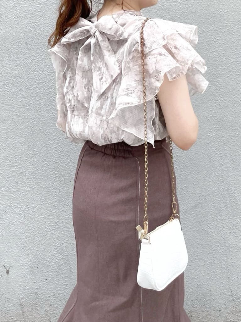 パープル系のサンダル、ベージュ系のシャツ/ブラウス、ブラウン系のスカートを着用したレディースの夏コーディネートの6枚目の写真