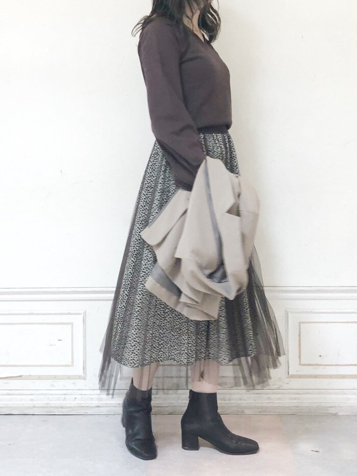 ブラウン系のブーツ、ブラウン系のスカート、ブラウン系のハンドバッグを着用したレディースの秋コーディネートの4枚目の写真