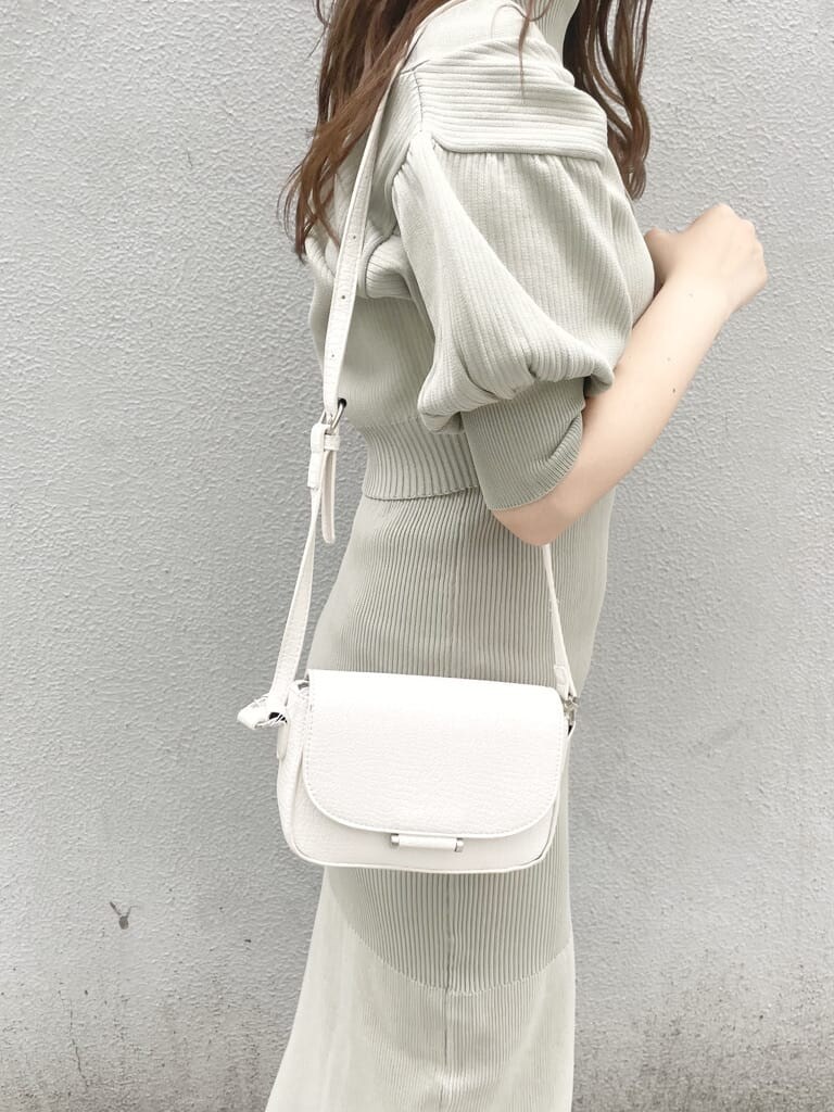 グリーン系のワンピース、ブラック系のサンダル、ホワイト系のショルダーバッグを着用したレディースの春コーディネートの6枚目の写真