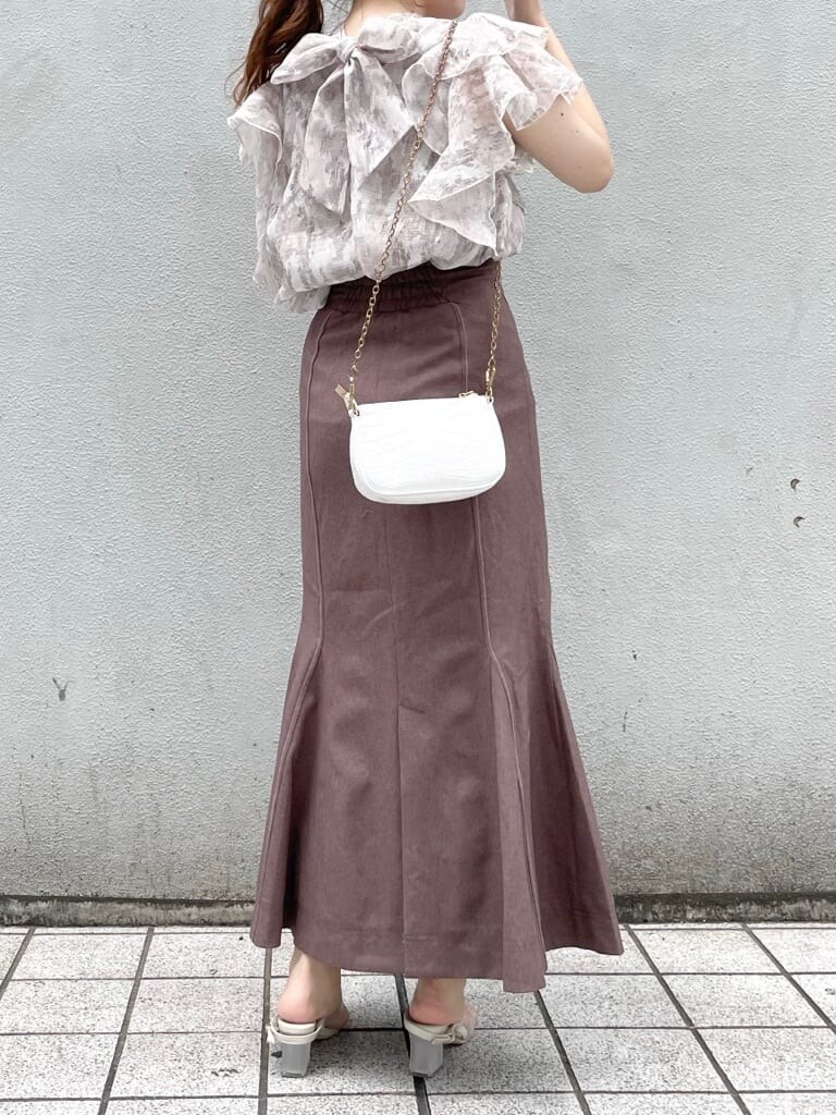 パープル系のサンダル、ベージュ系のシャツ/ブラウス、ブラウン系のスカートを着用したレディースの夏コーディネートの5枚目の写真