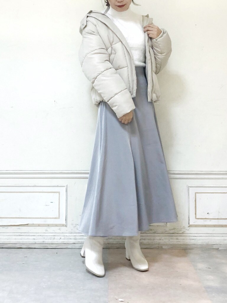 ホワイト系のニット/セーター、ホワイト系のブーツ、グレー系のスカートを着用したレディースの冬コーディネートの3枚目の写真