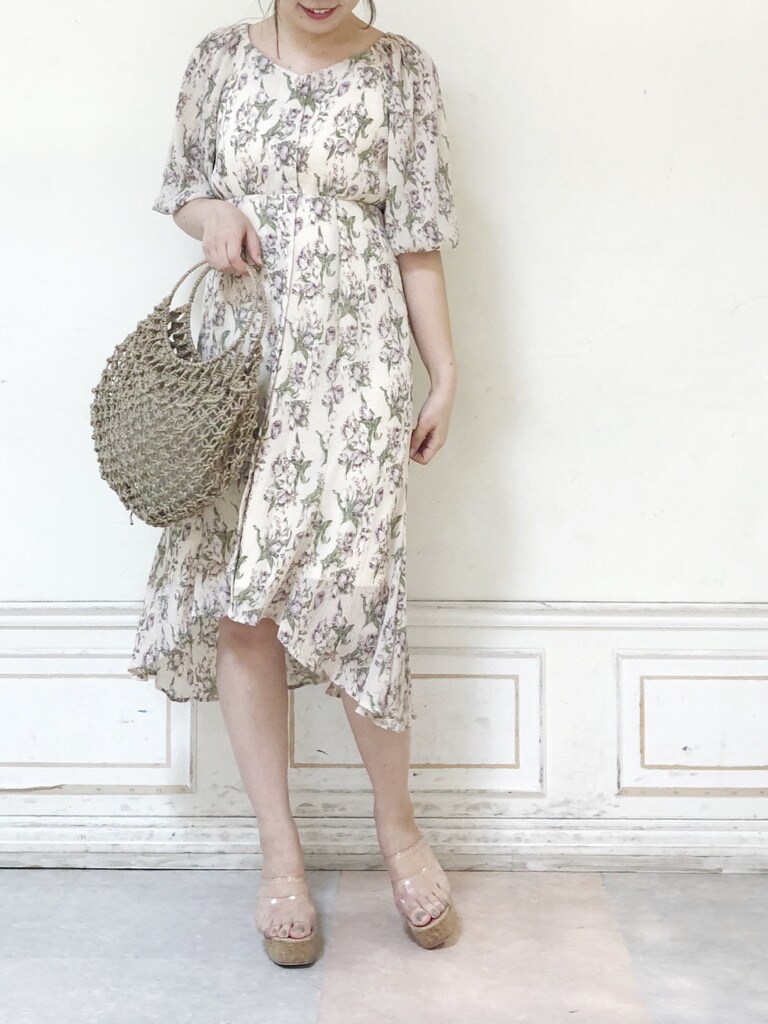 ベージュ系のハンドバッグ、その他のサンダル、ホワイト系のワンピースを着用したレディースの夏コーディネートの2枚目の写真