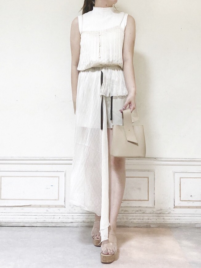 ホワイト系のその他パンツ、ホワイト系のシャツ/ブラウス、ホワイト系のハンドバッグを着用したレディースの夏コーディネートの4枚目の写真