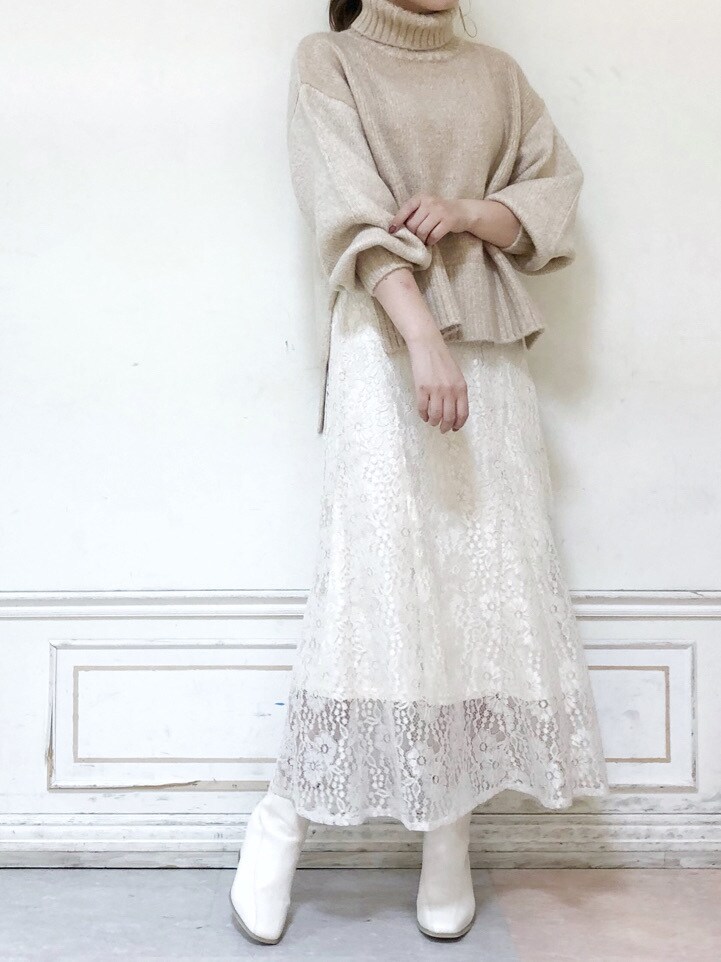 ホワイト系のブーツ、ベージュ系のニット/セーター、ホワイト系のスカートを着用したレディースの秋コーディネートの5枚目の写真