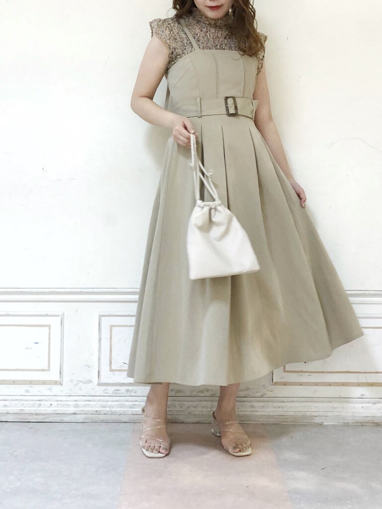 ベージュ系のワンピース、その他のサンダル、その他のシャツ/ブラウスを着用したレディースの夏コーディネートの2枚目の写真