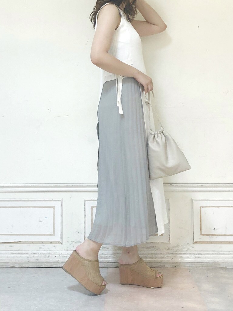 ホワイト系のハンドバッグ、ホワイト系のワンピース、ベージュ系のサンダルを着用したレディースの夏コーディネートの2枚目の写真