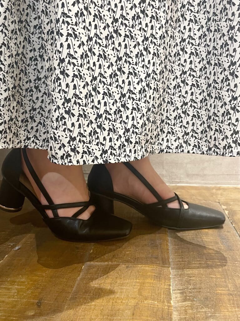 ホワイト系のワンピース、ベージュ系のローファー、ベージュ系のローファーを着用したレディースの秋コーディネートの6枚目の写真