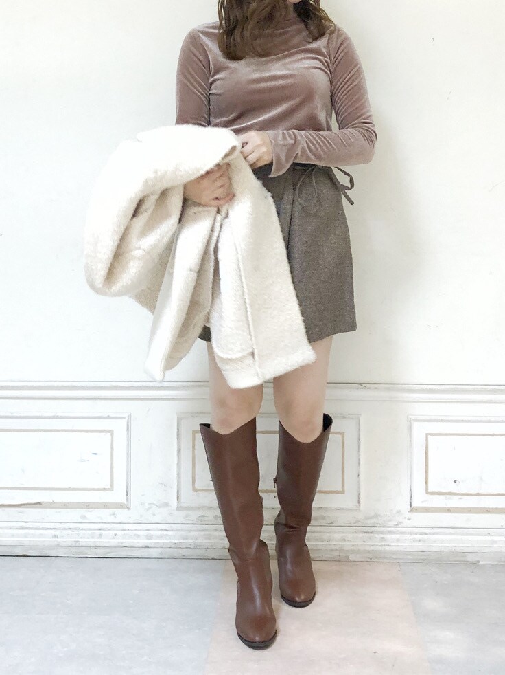 ベージュ系のTシャツ/カットソー、ブラウン系のスカート、ホワイト系のその他アウターを着用したレディースの秋コーディネートの3枚目の写真