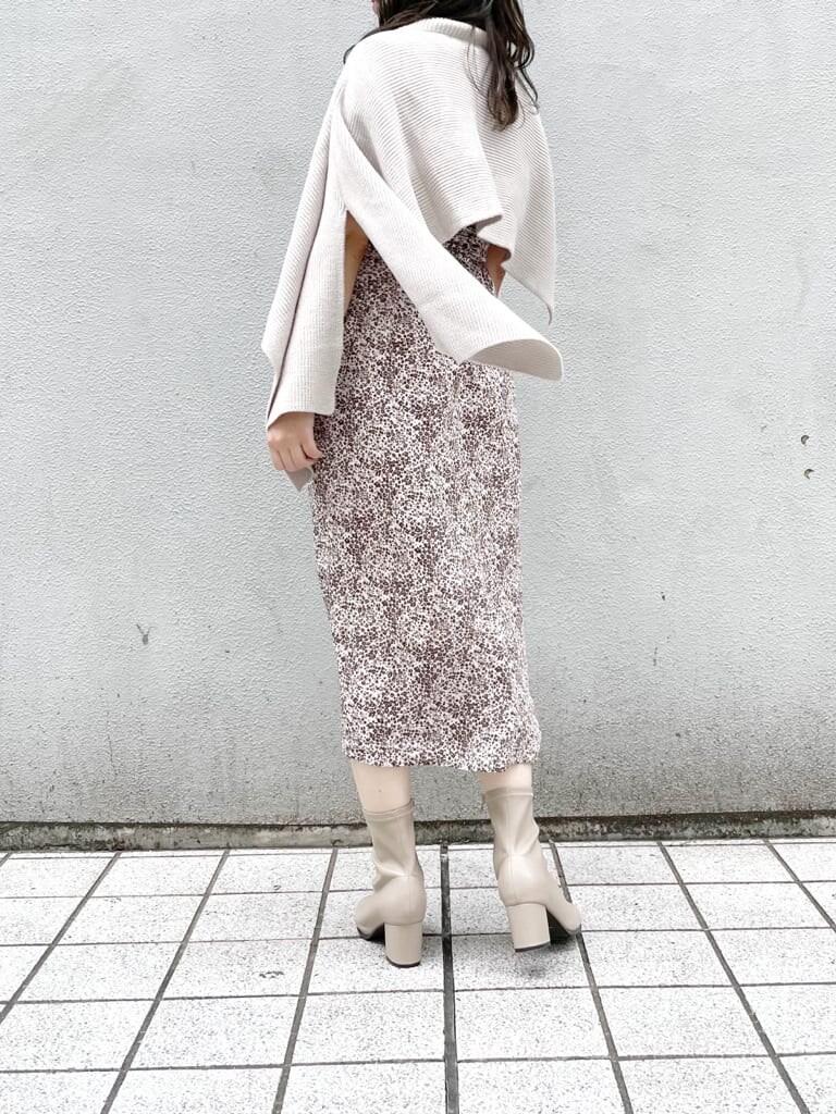 ブラウン系のワンピース、ベージュ系のニット/セーター、ベージュ系のブーツを着用したレディースの秋コーディネートの2枚目の写真