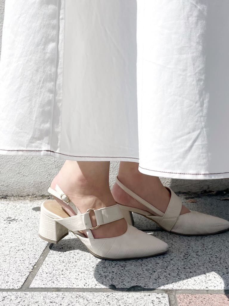 ホワイト系のパンプス、ホワイト系のショルダーバッグ、グレー系のシャツ/ブラウスを着用したレディースの春コーディネートの8枚目の写真