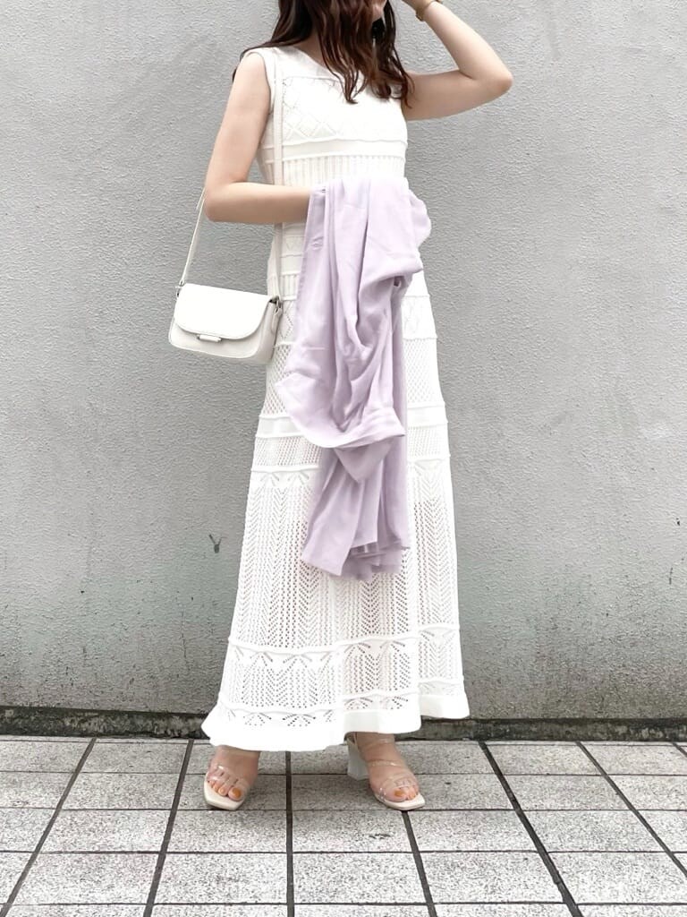 ホワイト系のワンピース、パープル系のサンダル、パープル系のシャツ/ブラウスを着用したレディースの春コーディネートの5枚目の写真