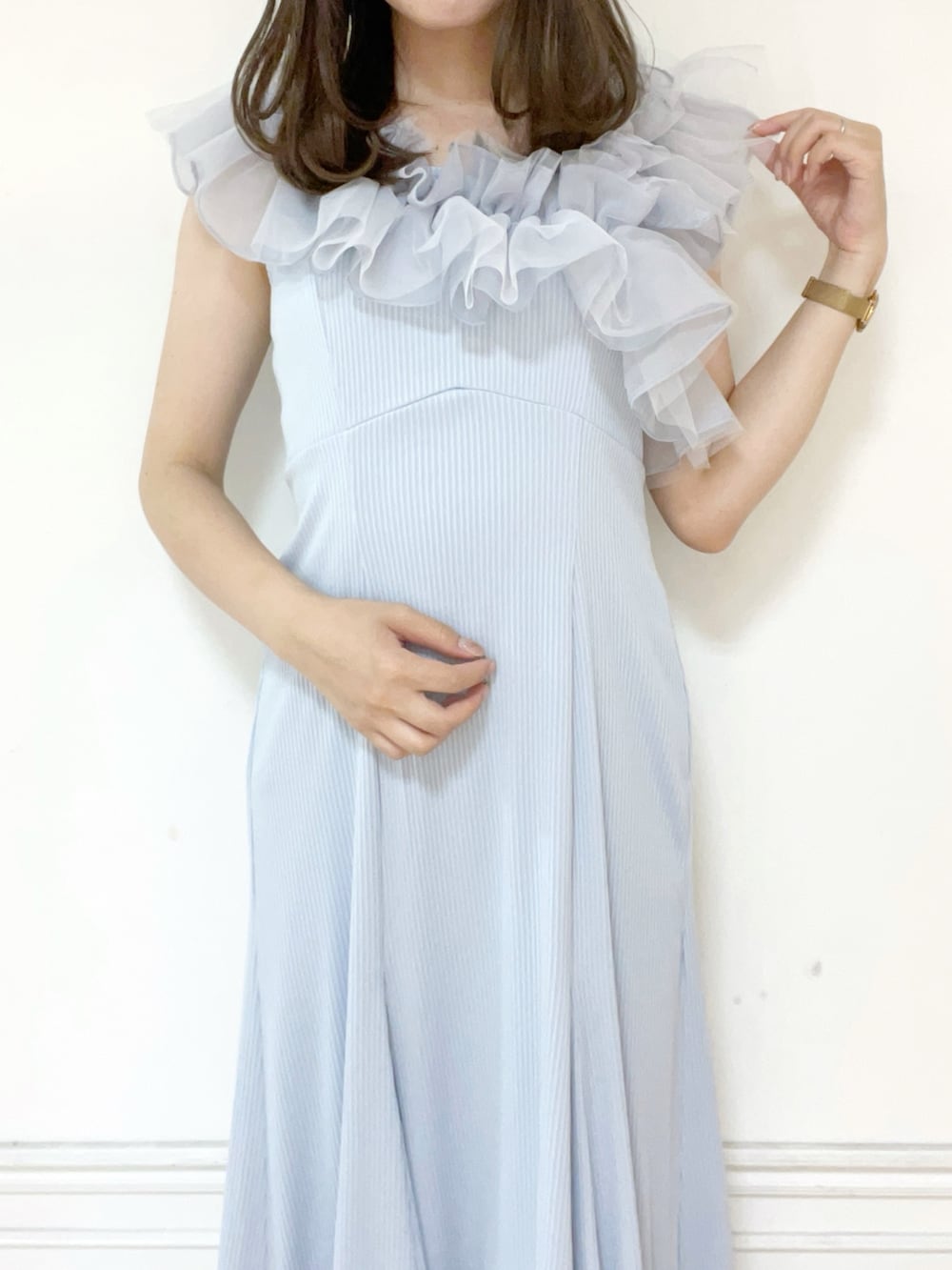 ブルー系のワンピース、シルバー系のパンプスを着用したレディースの夏コーディネートの4枚目の写真