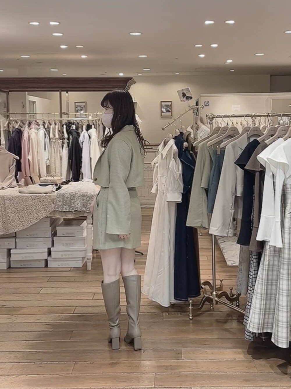 ホワイト系のニット/セーター、グリーン系のテーラードジャケット、グリーン系のスカートを着用したレディースの冬コーディネートの2枚目の写真