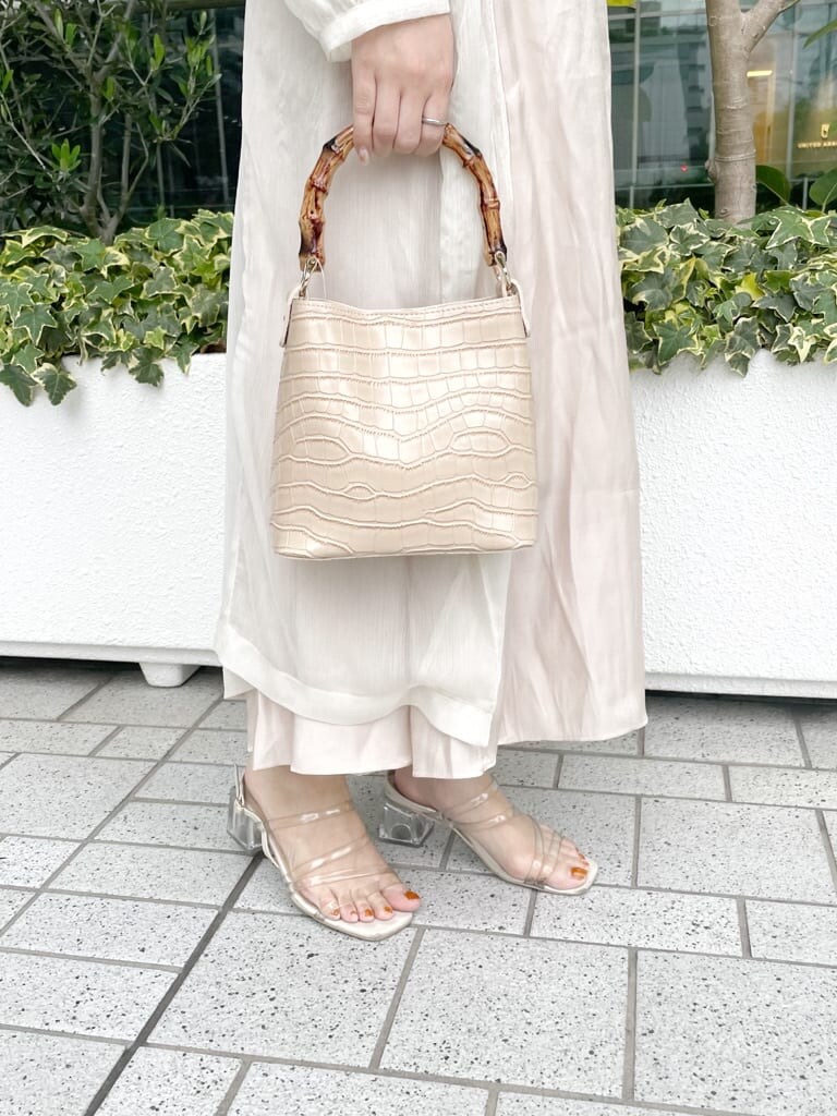 ホワイト系のシャツ/ブラウス、ベージュ系のワンピース、その他のサンダルを着用したレディースの夏コーディネートの7枚目の写真