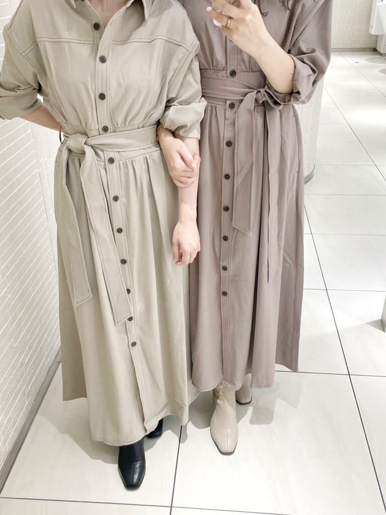 ベージュ系のワンピース、ベージュ系のワンピース、ブラック系のブーツを着用したレディースの秋コーディネートの4枚目の写真