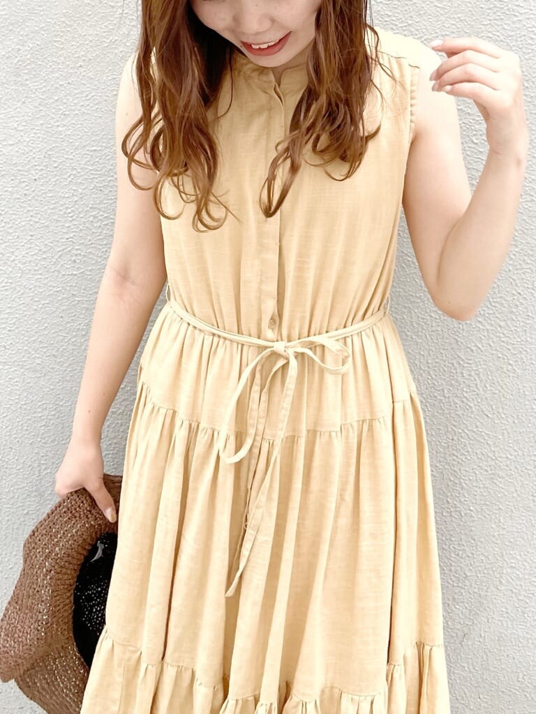 イエロー系のワンピース、ホワイト系のシャツ/ブラウス、その他のサンダルを着用したレディースの夏コーディネートの9枚目の写真