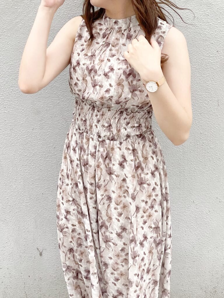 その他のサンダル、ベージュ系のワンピースを着用したレディースの夏コーディネートの4枚目の写真