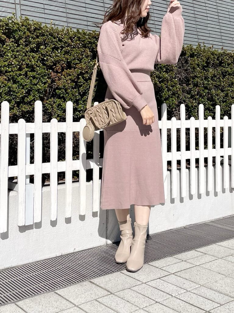 ホワイト系のその他アウター、ベージュ系のハンドバッグ、ベージュ系のブーツを着用したレディースの秋コーディネートの4枚目の写真