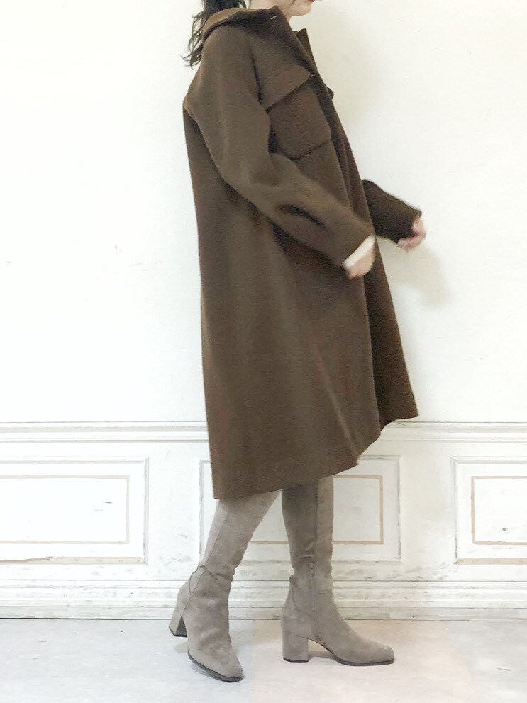 ブラウン系のその他アウター、ブラック系のスカート、ベージュ系のその他シューズを着用したレディースの秋コーディネートの4枚目の写真