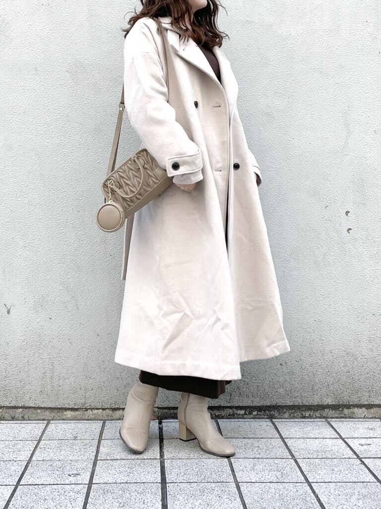 ブラウン系のワンピース、ホワイト系のその他アウター、ベージュ系のハンドバッグを着用したレディースの秋コーディネートの2枚目の写真