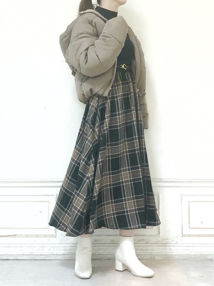 ベージュ系のブルゾン、ブラック系のワンピース、ホワイト系のブーツを着用したレディースの秋コーディネートの2枚目の写真