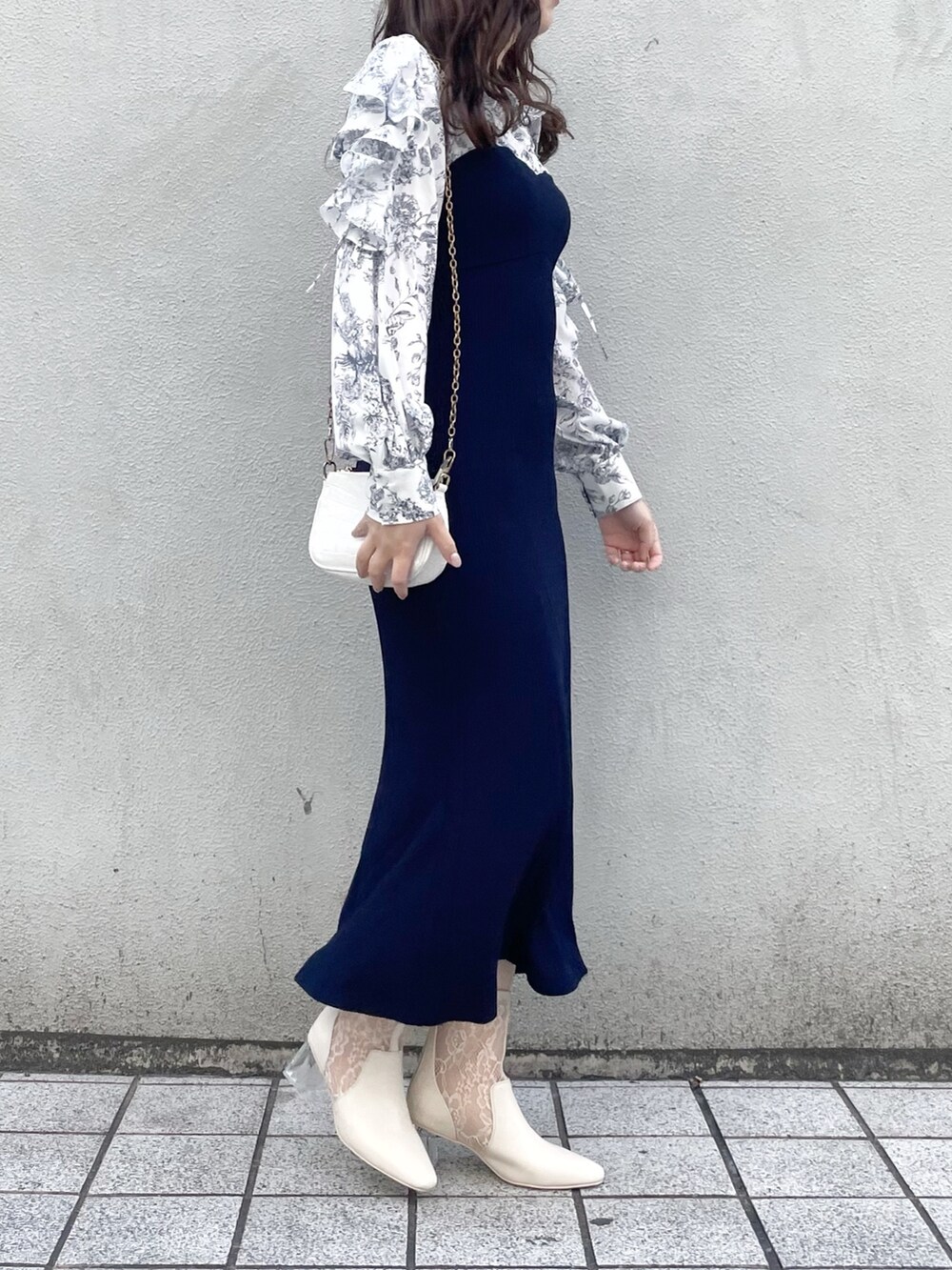 ブルー系のワンピース、ベージュ系のブーツを着用したレディースの冬コーディネートの3枚目の写真