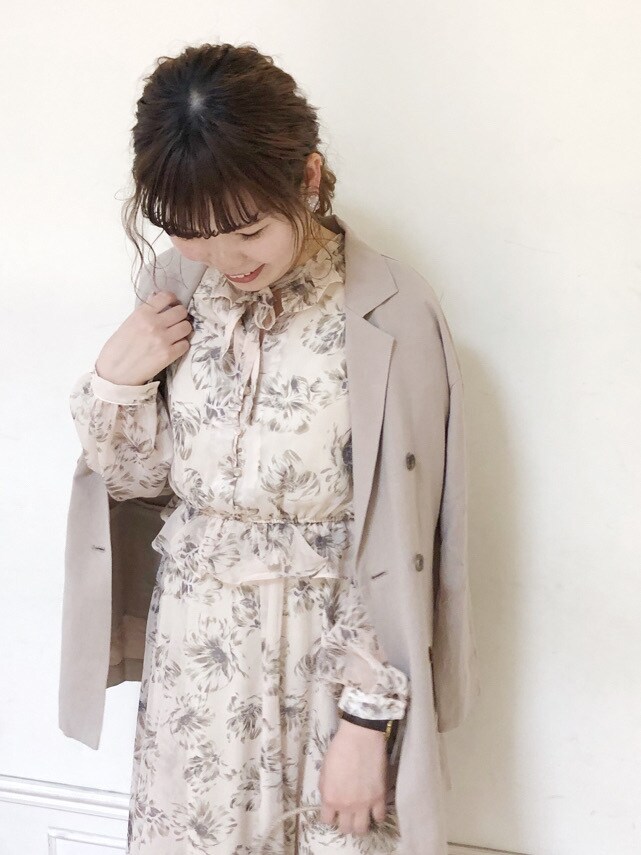 ベージュ系のテーラードジャケット、ベージュ系のワンピース、ホワイト系のパンプスを着用したレディースの春コーディネートの3枚目の写真