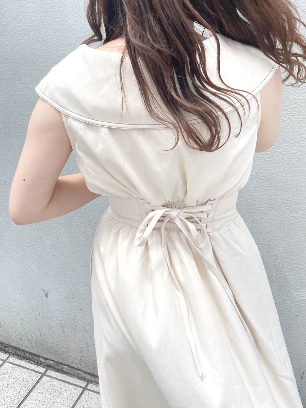 パープル系のサンダル、ブルー系のハンドバッグ、ホワイト系のワンピースを着用したレディースの夏コーディネートの6枚目の写真