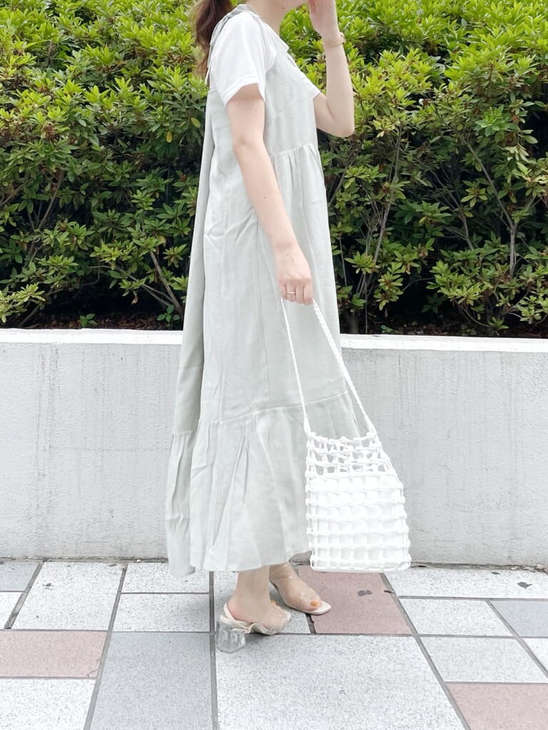 グリーン系のワンピース、ホワイト系のTシャツ/カットソー、ホワイト系のショルダーバッグを着用したレディースの夏コーディネートの3枚目の写真