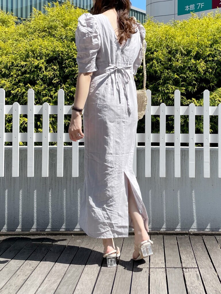 ブルー系のワンピース、その他のサンダルを着用したレディースの夏コーディネートの3枚目の写真