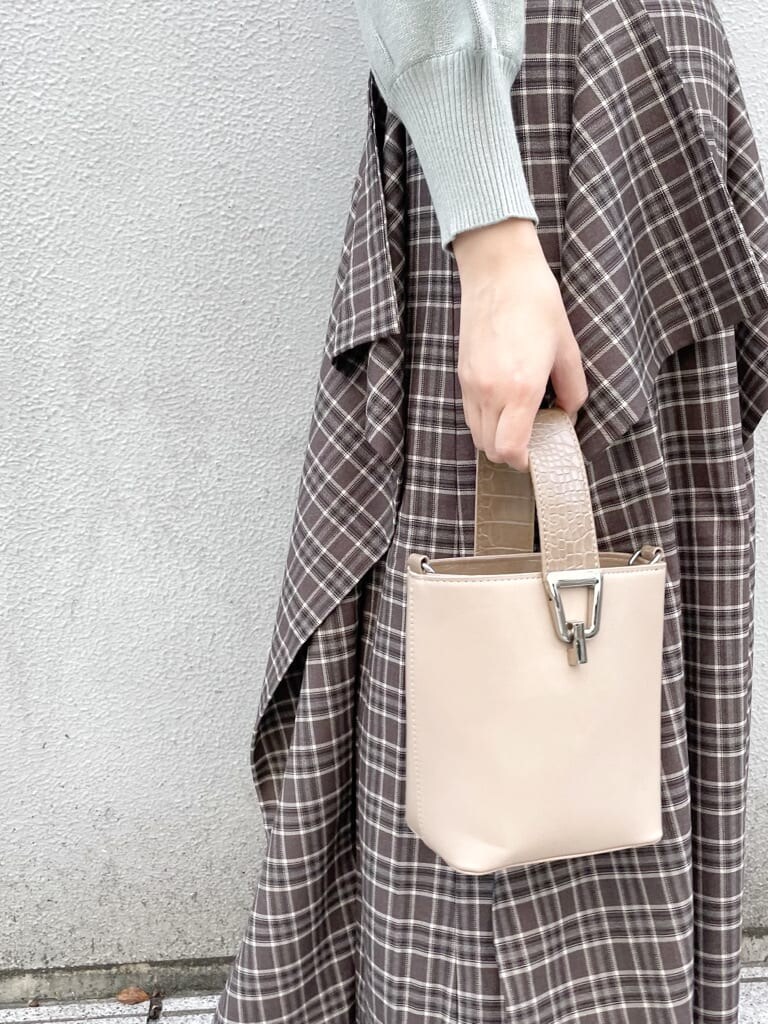 その他のスカート、ベージュ系のブーツ、グリーン系のニット/セーターを着用したレディースの秋コーディネートの6枚目の写真