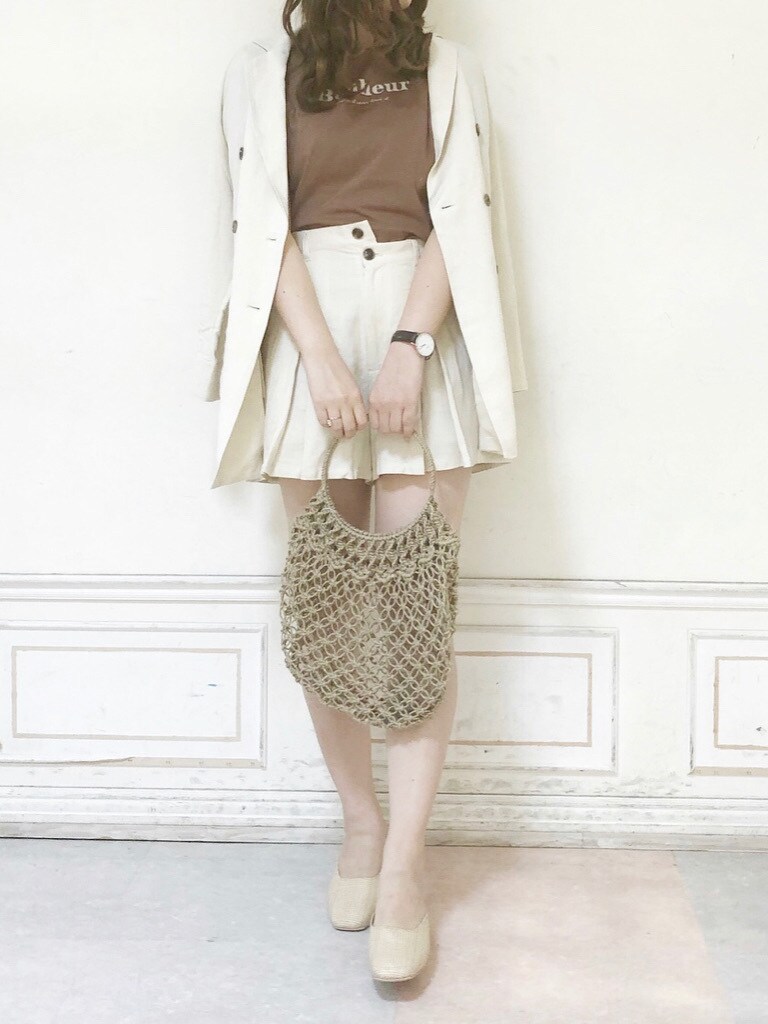 ホワイト系のその他パンツ、ホワイト系のテーラードジャケット、ベージュ系のハンドバッグを着用したレディースの春コーディネートの4枚目の写真