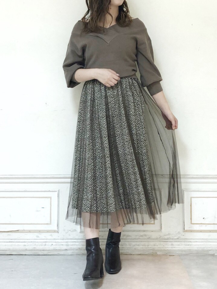 ブラウン系のスカート、ブラウン系のブーツ、ブラウン系のニット/セーターを着用したレディースの秋コーディネートの2枚目の写真