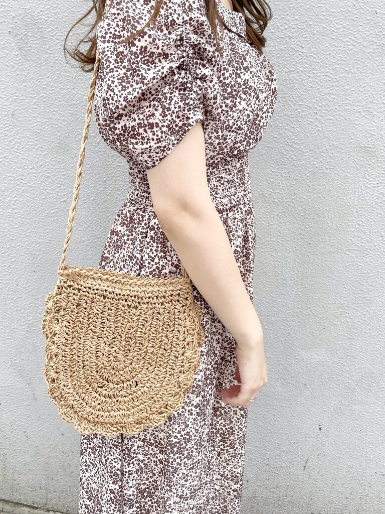 その他のサンダル、ブラウン系のワンピースを着用したレディースの夏コーディネートの6枚目の写真