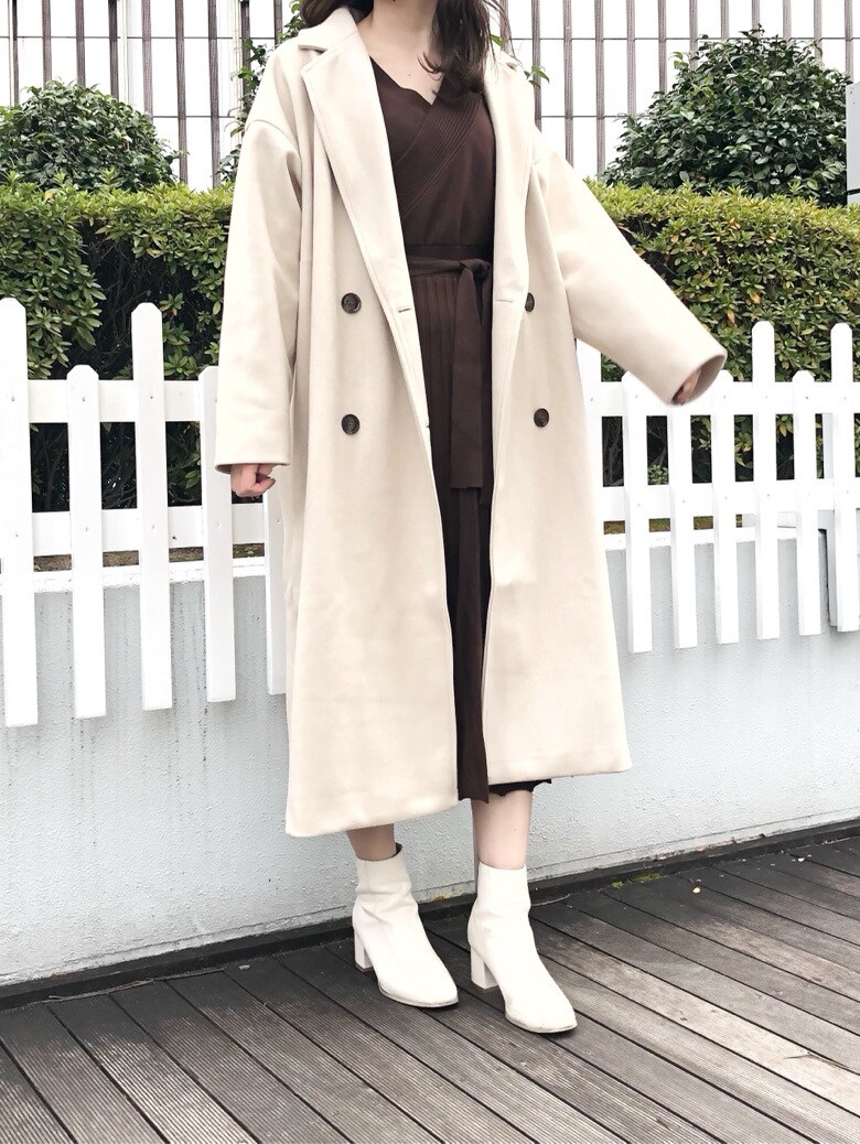 ホワイト系のブーツ、ホワイト系のその他アウター、ブラウン系のワンピースを着用したレディースの冬コーディネートの5枚目の写真