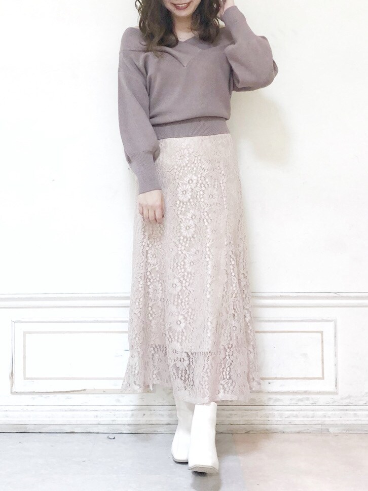 ピンク系のスカート、ホワイト系のその他アウター、ホワイト系のブーツを着用したレディースの秋コーディネートの4枚目の写真