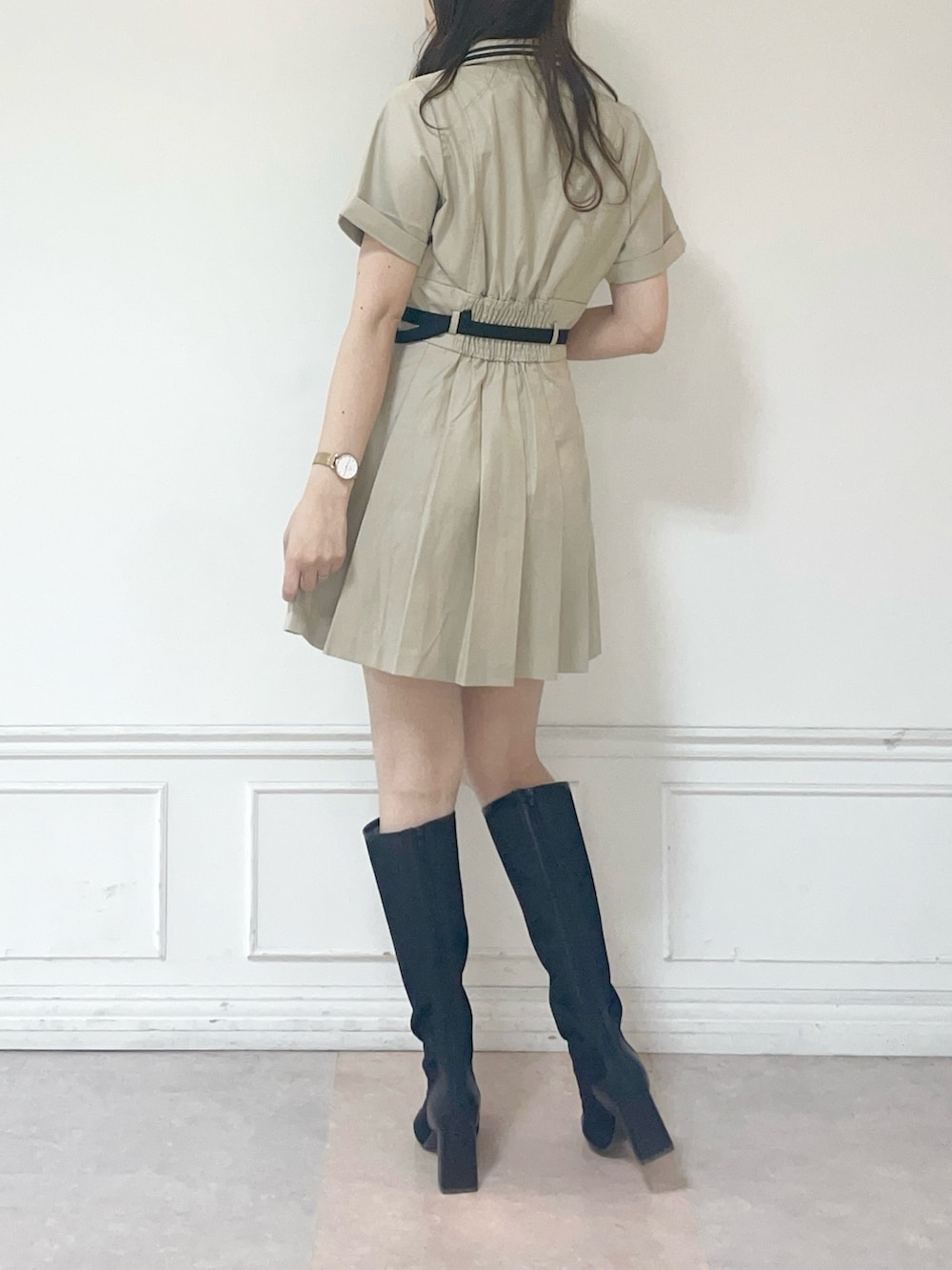 ベージュ系のワンピース、ブラック系のブーツを着用したレディースの春コーディネートの2枚目の写真