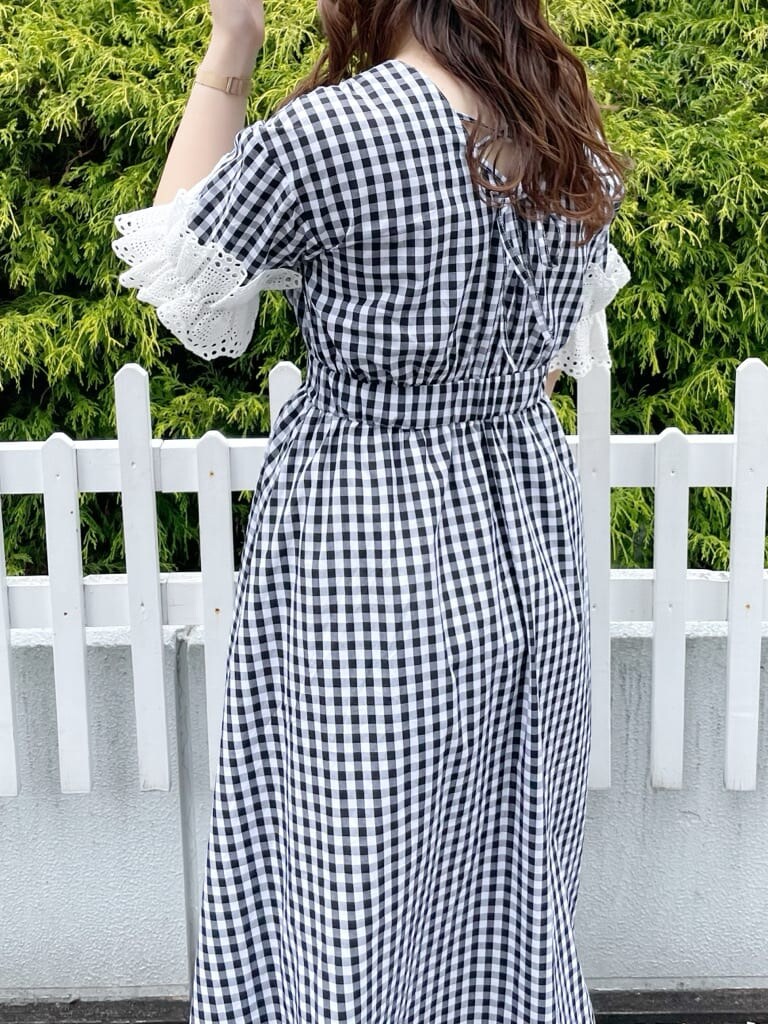 その他のワンピース、ホワイト系のパンプス、ブラック系のハンドバッグを着用したレディースの春コーディネートの5枚目の写真