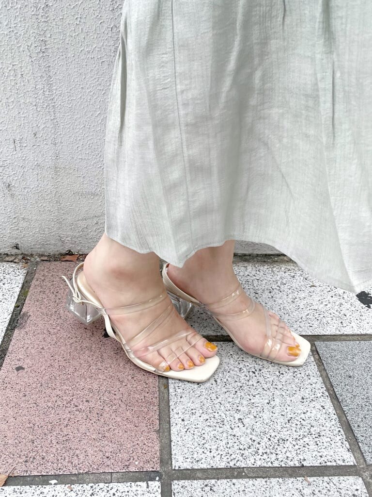 グリーン系のワンピース、ホワイト系のTシャツ/カットソー、ホワイト系のショルダーバッグを着用したレディースの夏コーディネートの10枚目の写真