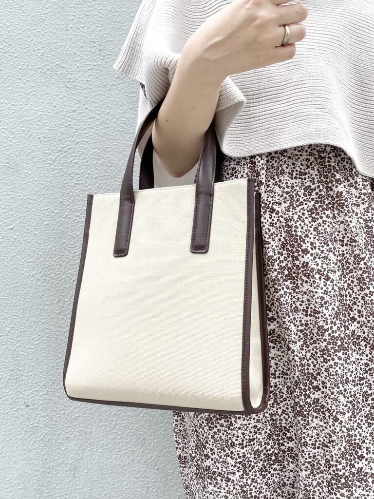 ブラウン系のワンピース、ベージュ系のニット/セーター、ベージュ系のブーツを着用したレディースの秋コーディネートの8枚目の写真