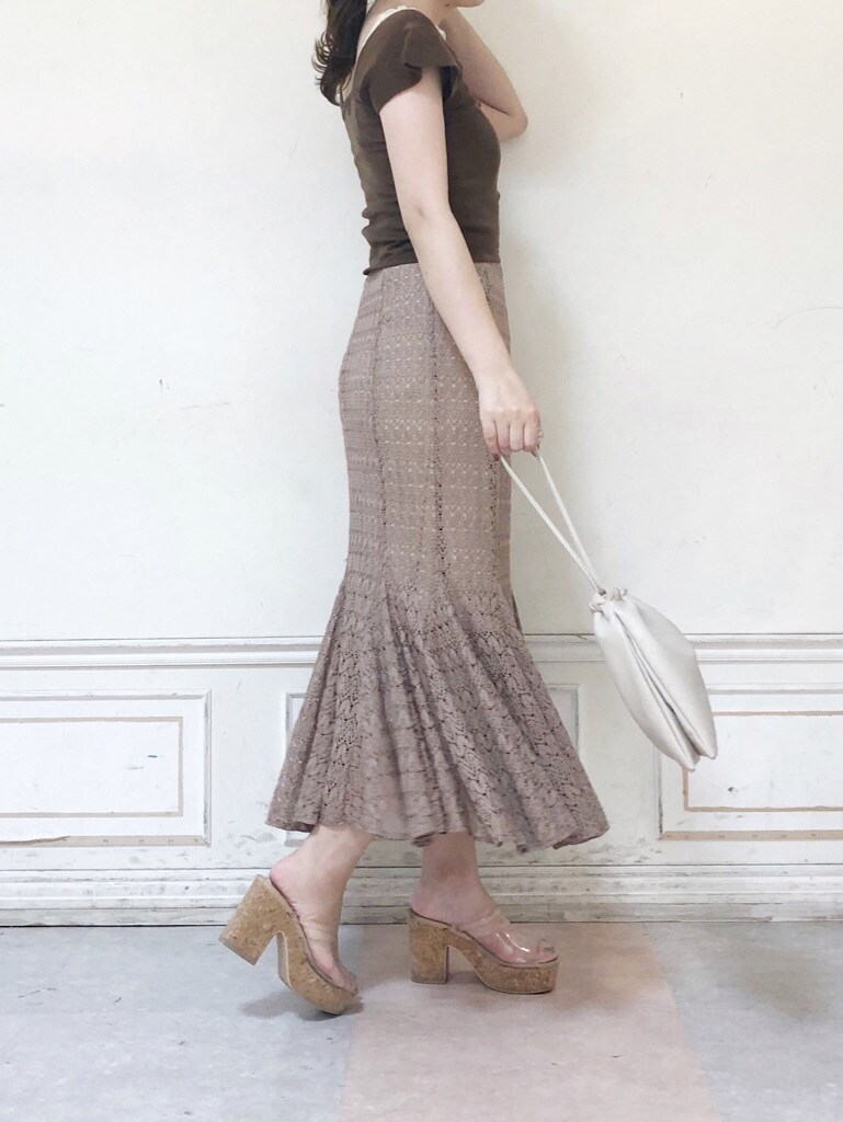 ブラウン系のニット/セーター、その他のサンダル、ホワイト系のハンドバッグを着用したレディースの夏コーディネートの3枚目の写真