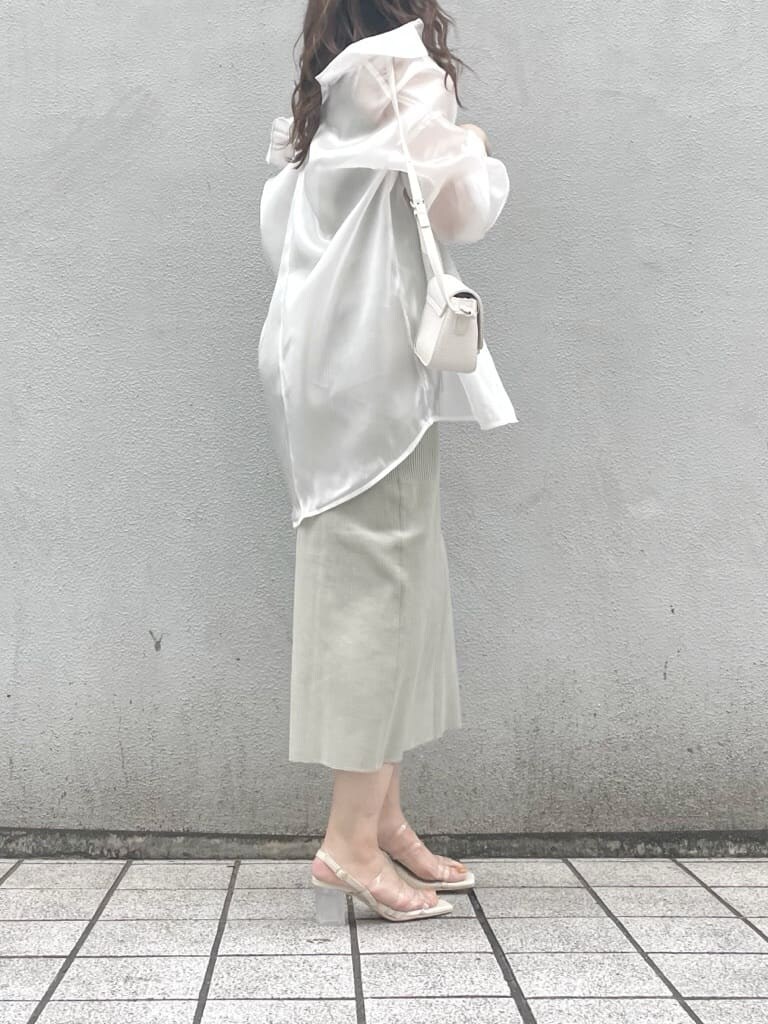 ホワイト系のシャツ/ブラウス、パープル系のサンダル、グリーン系のワンピースを着用したレディースの春コーディネートの2枚目の写真