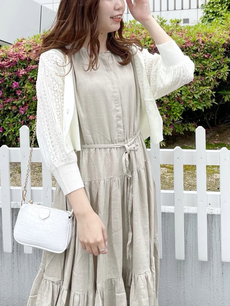 ベージュ系のワンピース、ホワイト系のショルダーバッグ、その他のサンダルを着用したレディースの夏コーディネートの3枚目の写真