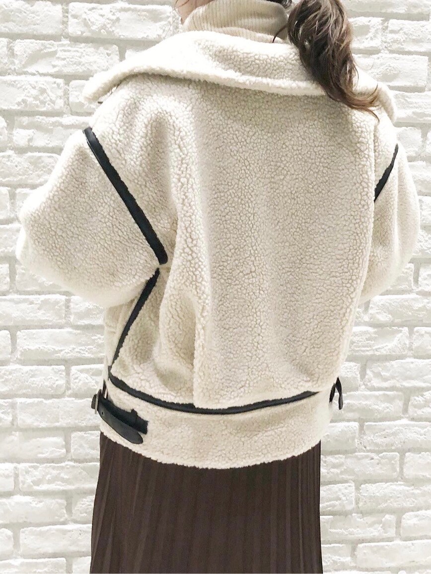 ホワイト系のニット/セーター、ホワイト系のブルゾン、ブラウン系のブーツを着用したレディースの冬コーディネートの5枚目の写真