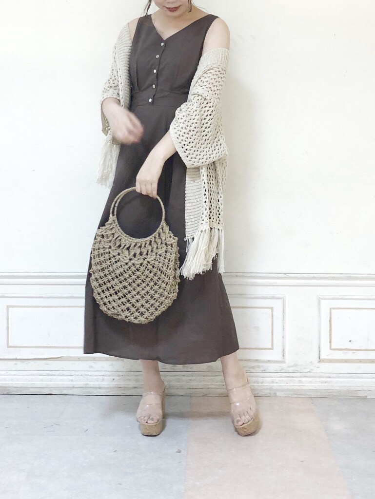 ブラウン系のワンピース、ベージュ系のハンドバッグ、その他のサンダルを着用したレディースの夏コーディネートの3枚目の写真